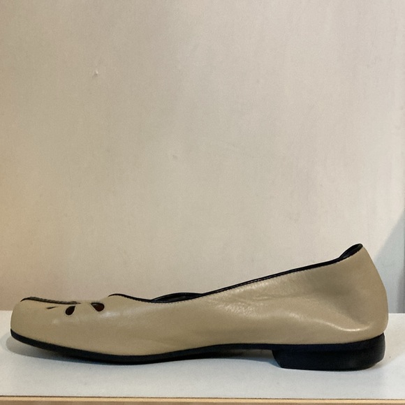 Bruno Magli Cut out Flats - Picture 3 of 9